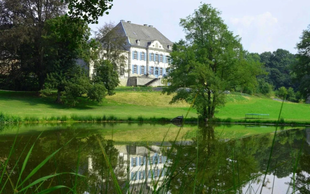 Castle in Vyle Et Tharoul With Garden
