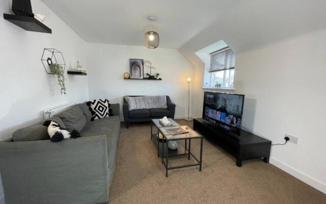 Lovely 2 bedroom apartment with free parking