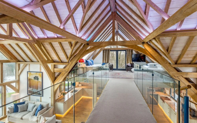 Stunning Lakeside Country Retreat near Cirencester