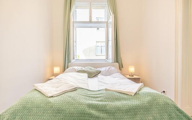 Friendly 2BR Apt- Near Rennweg