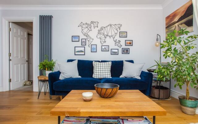 Modern 1 Bedroom Apartment With Balconies And Marina Views