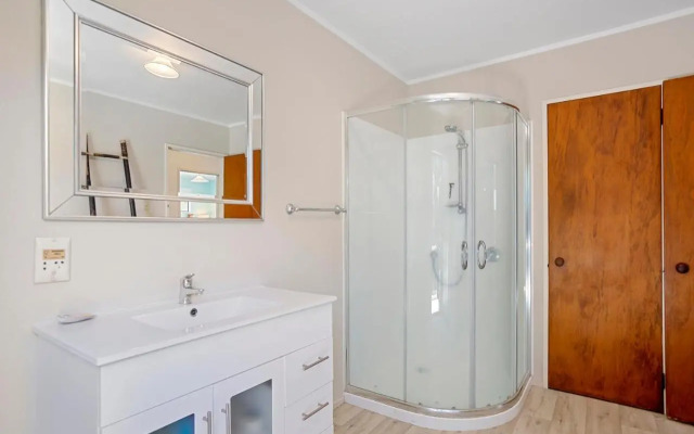 Coastal Charm - Waihi Beach Holiday Home