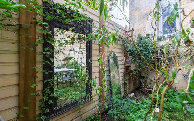 Retro apartment with garden by GuestReady