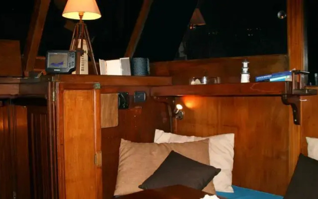 Boat Sea Dreams Charter