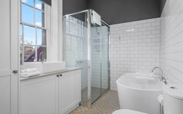 Cromwell Apartment - 3 Red Doors Battery Point