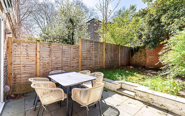 Stylish Islington Garden Flat Sleeps Four