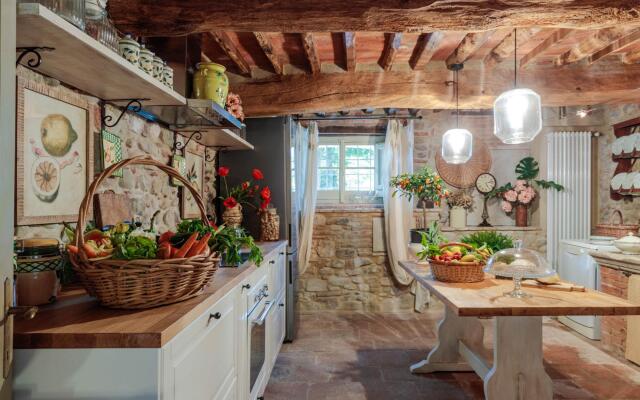 Villa Hugo in Lucca With 5 Bedrooms and 6 Bathrooms