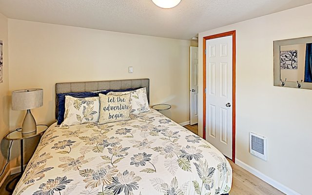 New Listing! Spacious Riverfront Gem W/ Firepit 3 Bedroom Home