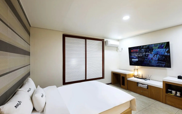 White Tourist Hotel