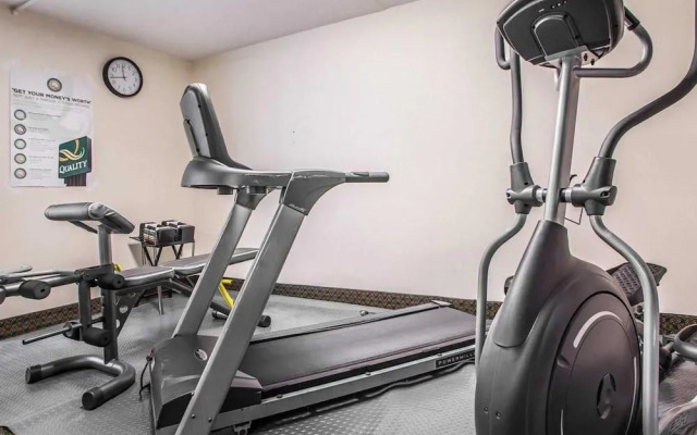 Econo Lodge Inn & Suites Outlet Village