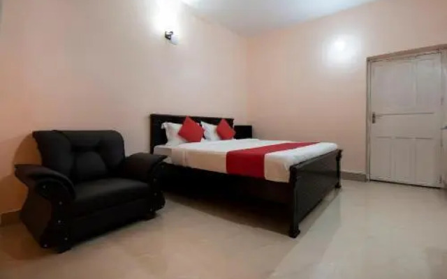 Chandra Manor by OYO Rooms