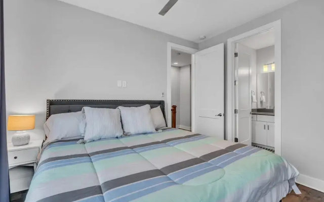 Luxury Townhome With Rooftop Deck Skyline Views