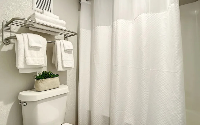 Travelodge Suites by Wyndham Kissimmee Orange