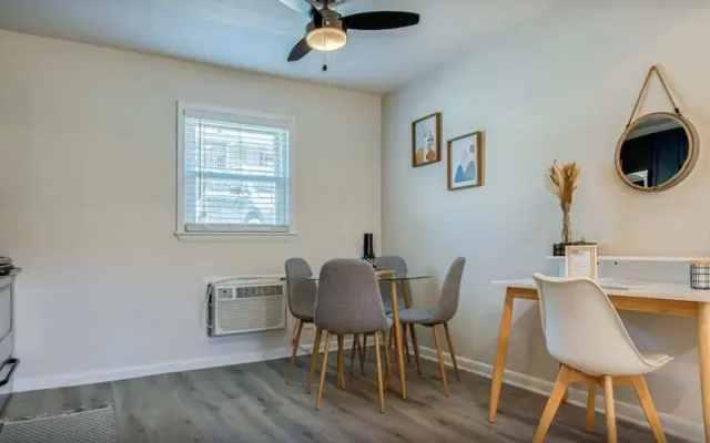 Centrally Located Studio Near Downtown