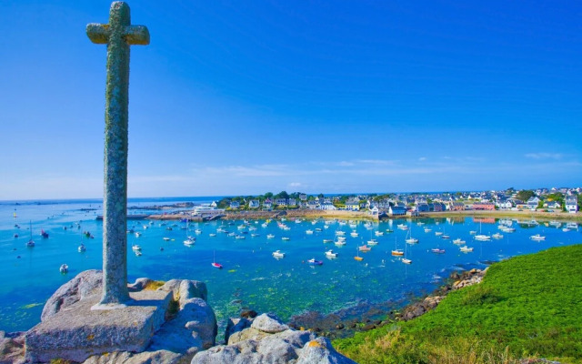 Nice 2-room Apartment With sea View Near the Beach