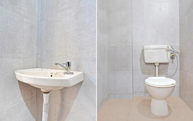 OYO Flagship 80479D Ocean Blue