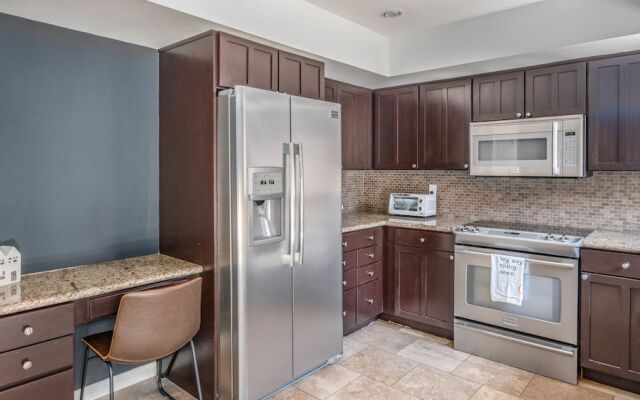 Sleek 2BR Townhome Old Town by WanderJaunt