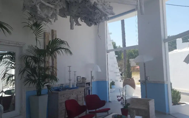 Kouros Home Hotel