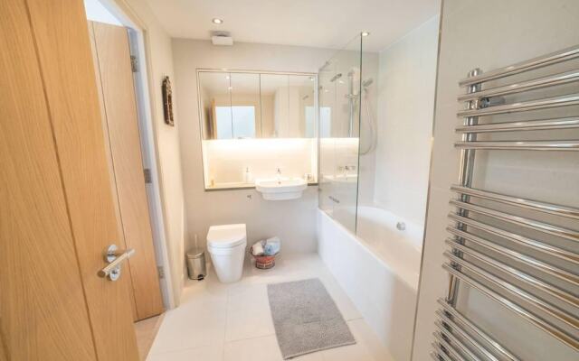Cosy And Beautiful 4br House