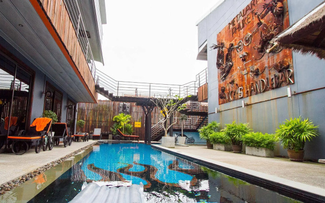 Nicky's Handlebar Hotel