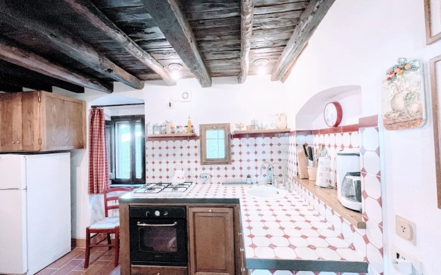Vicolo - Sleeps 5 With air Con, Wifi, Balcony for Dining and Pool