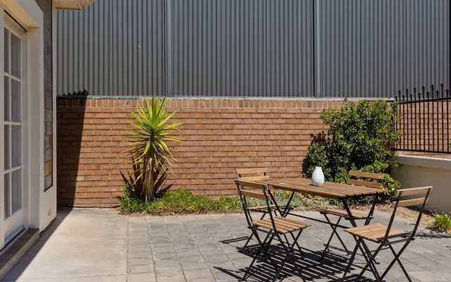 Quiet 2-bed Retreat With Private Courtyard