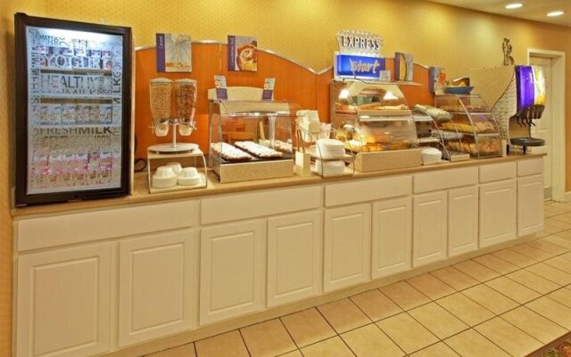 Holiday Inn Express Hotel & Suites MAGNOLIA-LAKE COLUMBIA