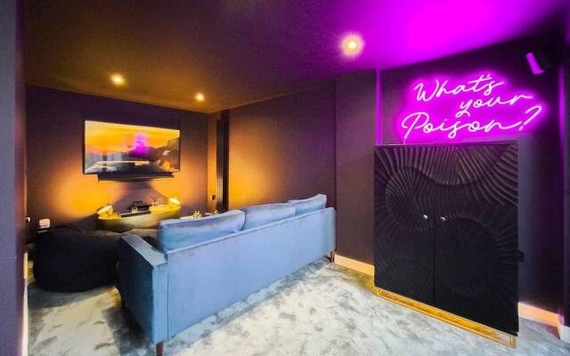 Stunning 4 Bed House With Cinema Room & Parking