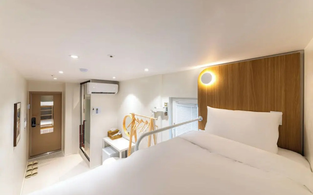 Slow On Hostel Hongdae