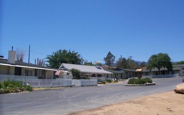 Lakeshore Lodge
