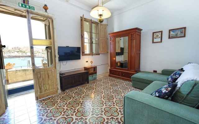 Classic 1BR Seafront Townhouse & Garden