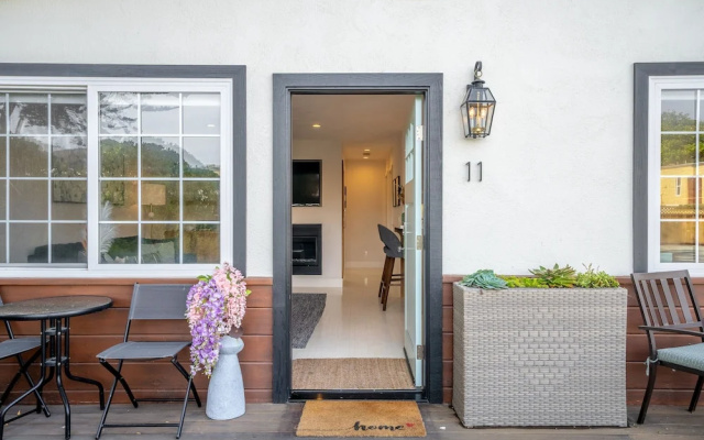 Your Dream Seaside Vacation! Charming 2 BDR Home