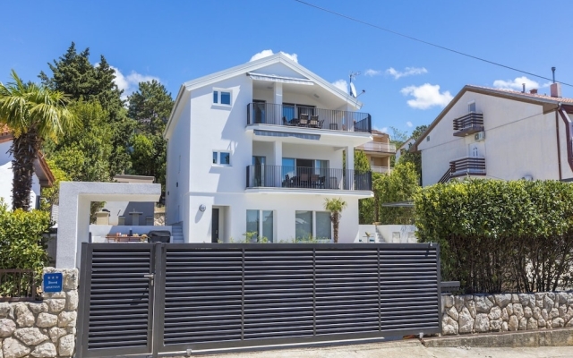 Comfortable Apartment With Pool and Large Covered Terrace