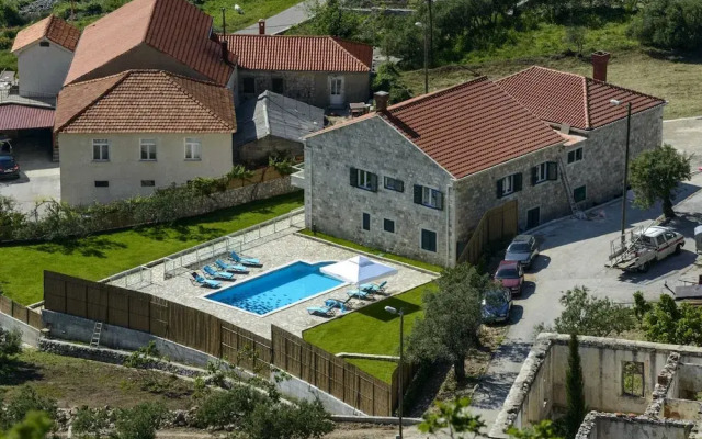 Villa Pave - Six-bedroom Villa With Terrace and Swimming Pool