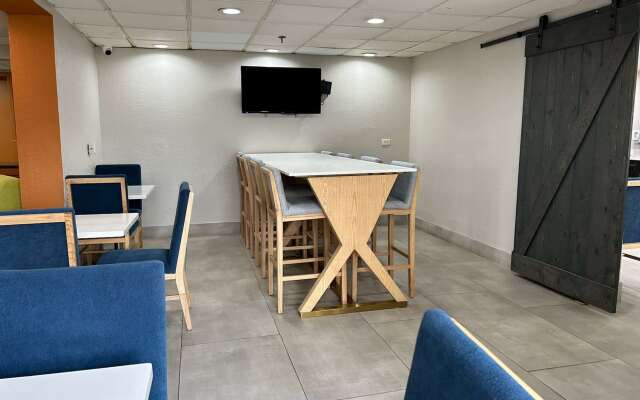 La Quinta Inn & Suites by Wyndham Orlando South