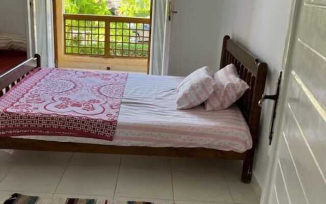 Sunny 4-Bedroom Townhouse Families Only