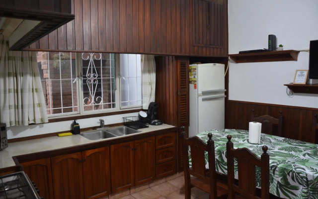 Casa c/amplio jardín, garage y parrilla.