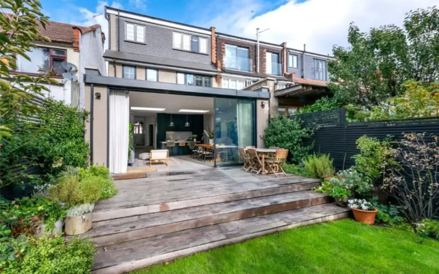 Vibrant 2 Bedroom House in London