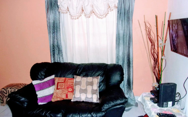 Central Oaklands Kingston Apt