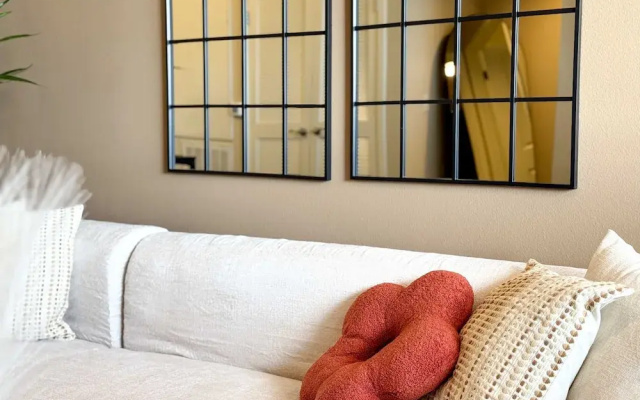 Stylish Getaway W Pool GYM Parking 10 Min to Cedar