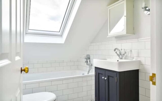 Large and Modern 3 Bedroom Family Home in Earlsfield