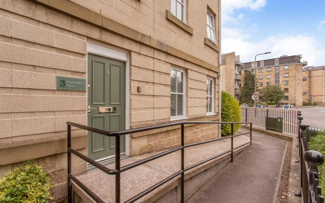 Modern City Centre 2 Bedroom 2 Bathroom Apartments, Main Door Ground with Private Parking