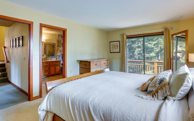 Spacious Tahoe Vista Cabin: Hot Tub, Walk to Beach