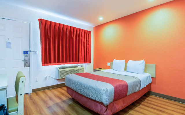 Motel 6 Bakersfield, CA - Airport