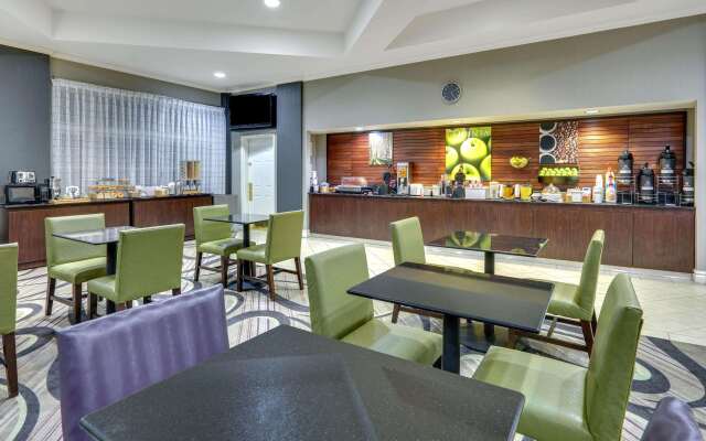 La Quinta Inn & Suites by Wyndham Dallas North Central