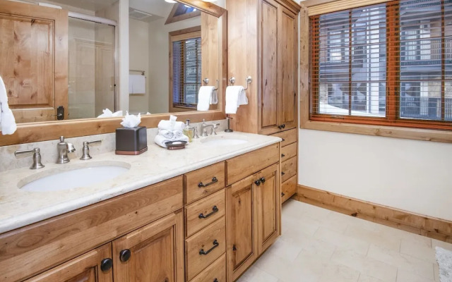 Vail Mountain View #402 4 Bedroom Condo