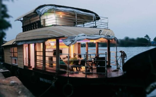 Honeymoon Houseboat
