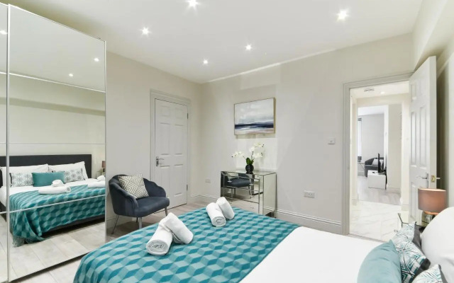 Chic Apartment by Hyde Park