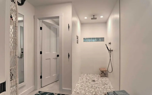 Cape Cod Cottage w/ Fire Pit - Walk to Beach!