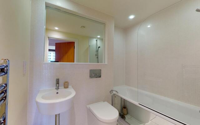 Deluxe Two Bed Apartment w Balcony in Canary Wharf